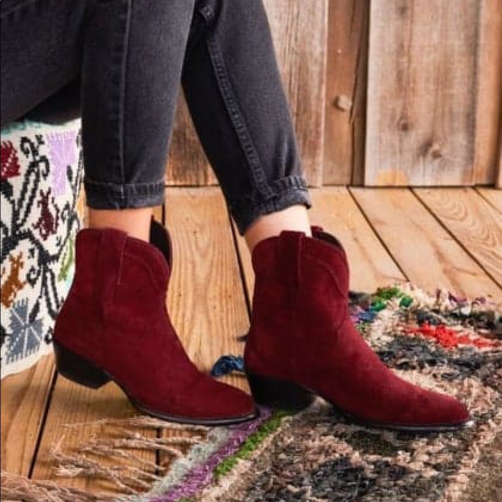 Tecovas Lucy in wine. Size 7.5
